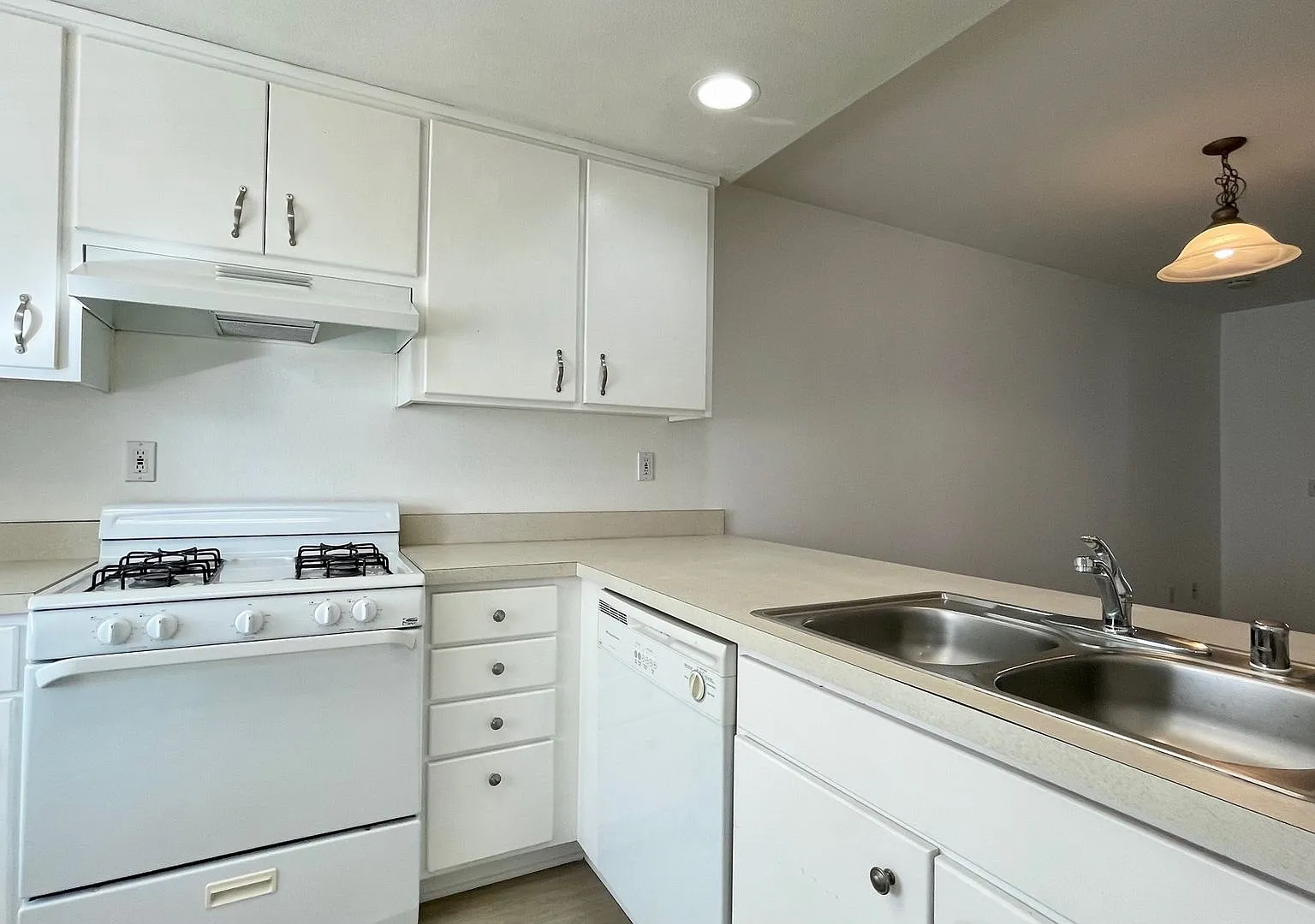 Upper-Level One Bedroom near Downtown SLO — Photo 4