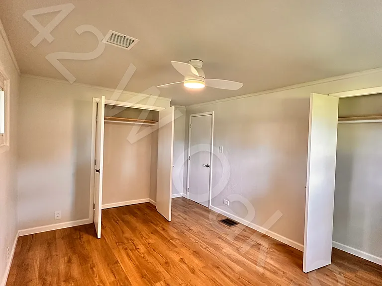 42 W Oak St — Photo 18
