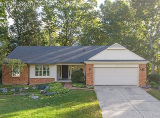 448 Streamview Ct, Rochester Hills, MI 48309