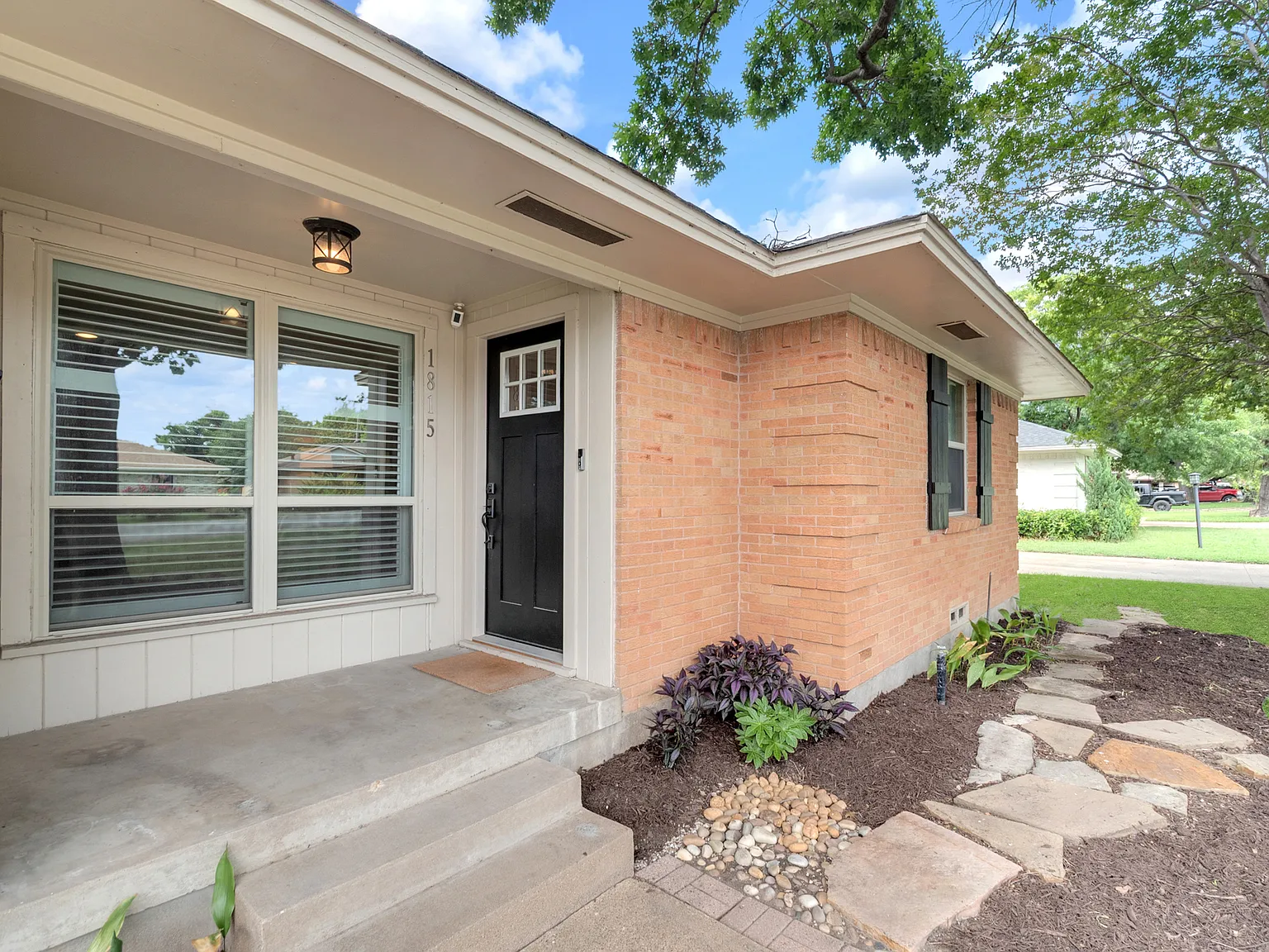 3 bed, 1256 sqft, $2,400 — Photo 3