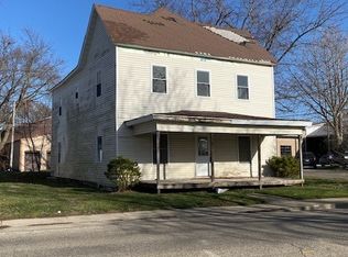 121 5th St, Charleston, IL 61920