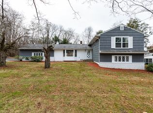 39 Round Hill Rd, Poughkeepsie, NY 12603