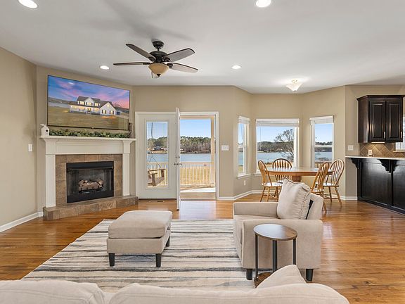 3rd image of 655 Cove Rd