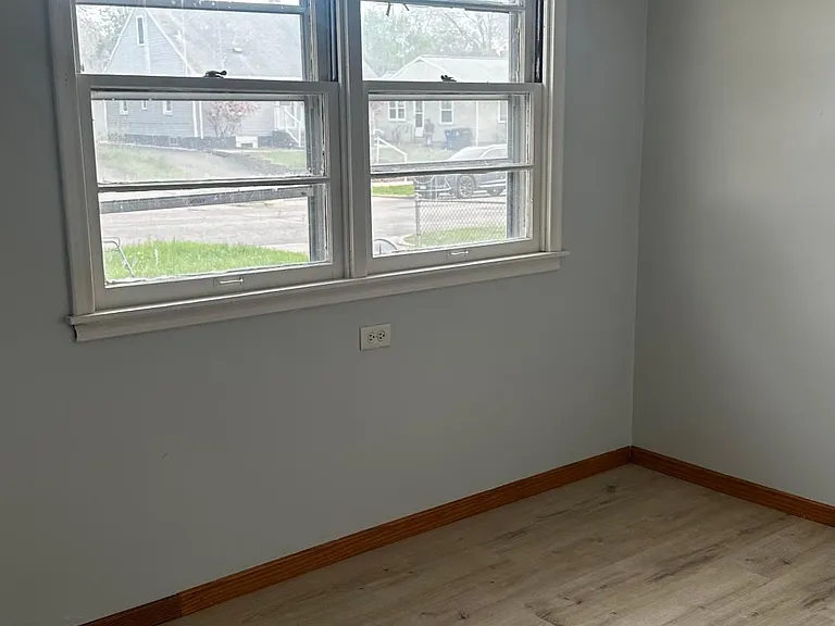 377 Rose Ave E — Photo 6