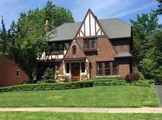 26051 Salem Rd, Huntington Woods, MI 48070