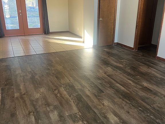 3rd image of 815 N Lola Ln