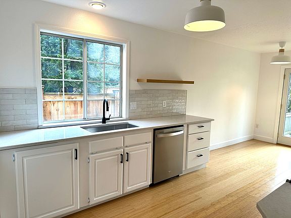 4th image of 4978 Suntree Ln