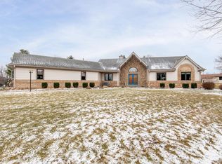 W253S11025 Hunters Ct, Mukwonago, WI 53149
