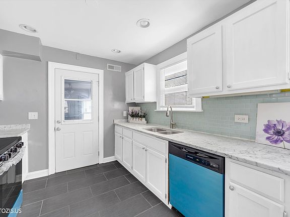 4th image of 10417 W Palmer Ave
