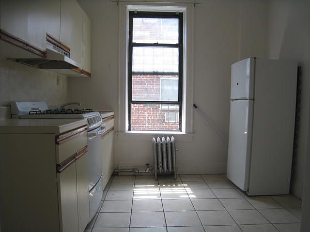2nd image of 2307 32nd St APT 4B