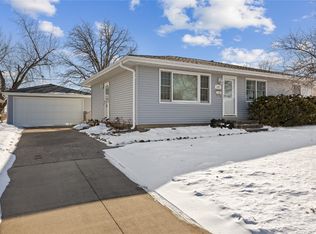 1021 Eisenhower Rd, Hiawatha, IA 52233