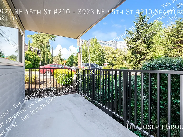 Laurelhurst — Photo 14