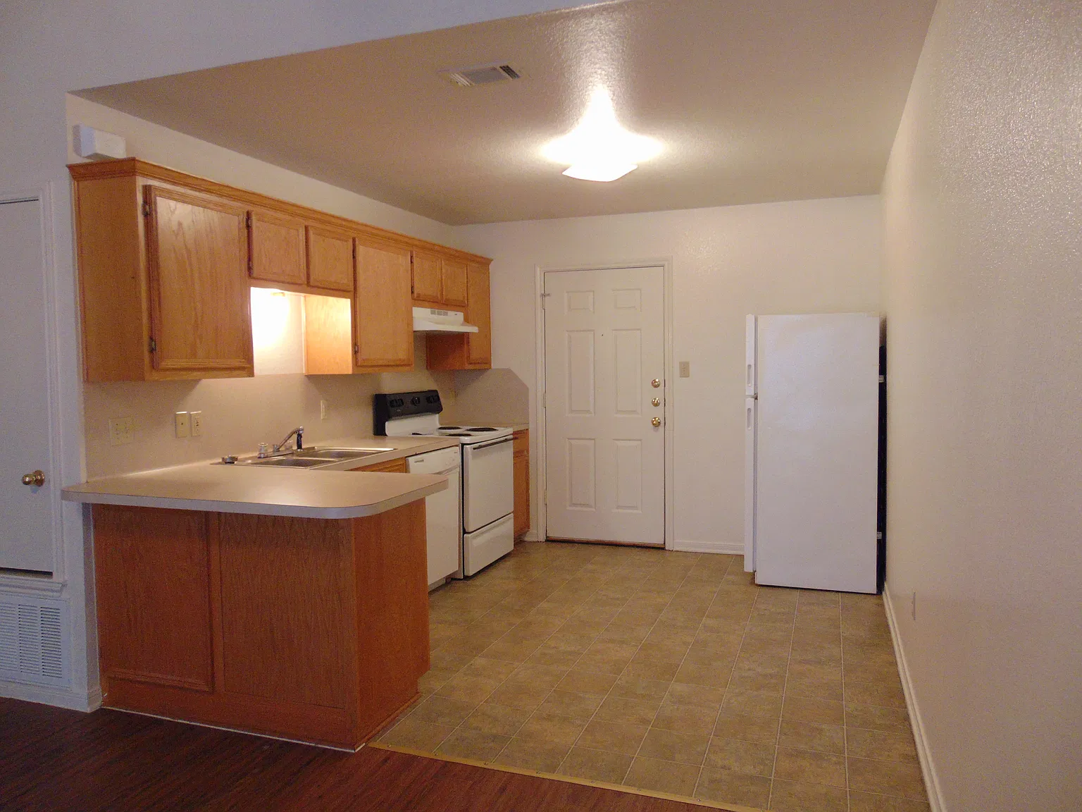 2 bed, 962 sqft, $995 — Photo 2