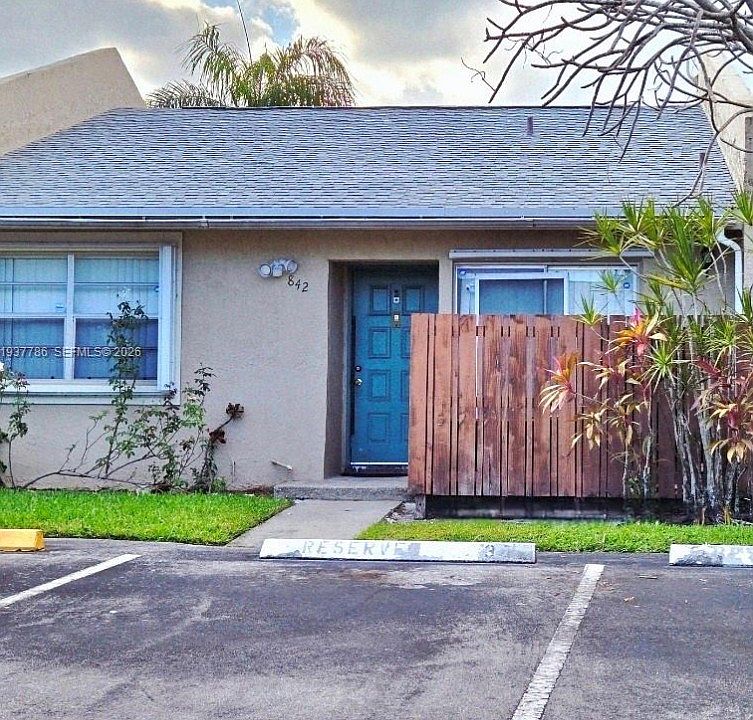 1st image of 842 Banks Rd #R