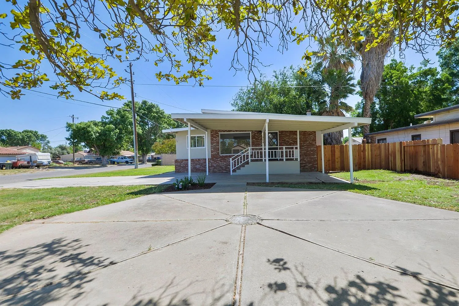 904 Grove Ave photo 1