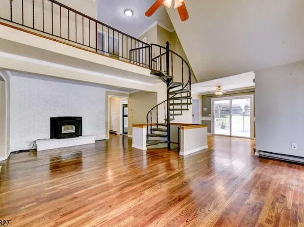 13 Forest Dr, Hampton Twp., NJ 07860