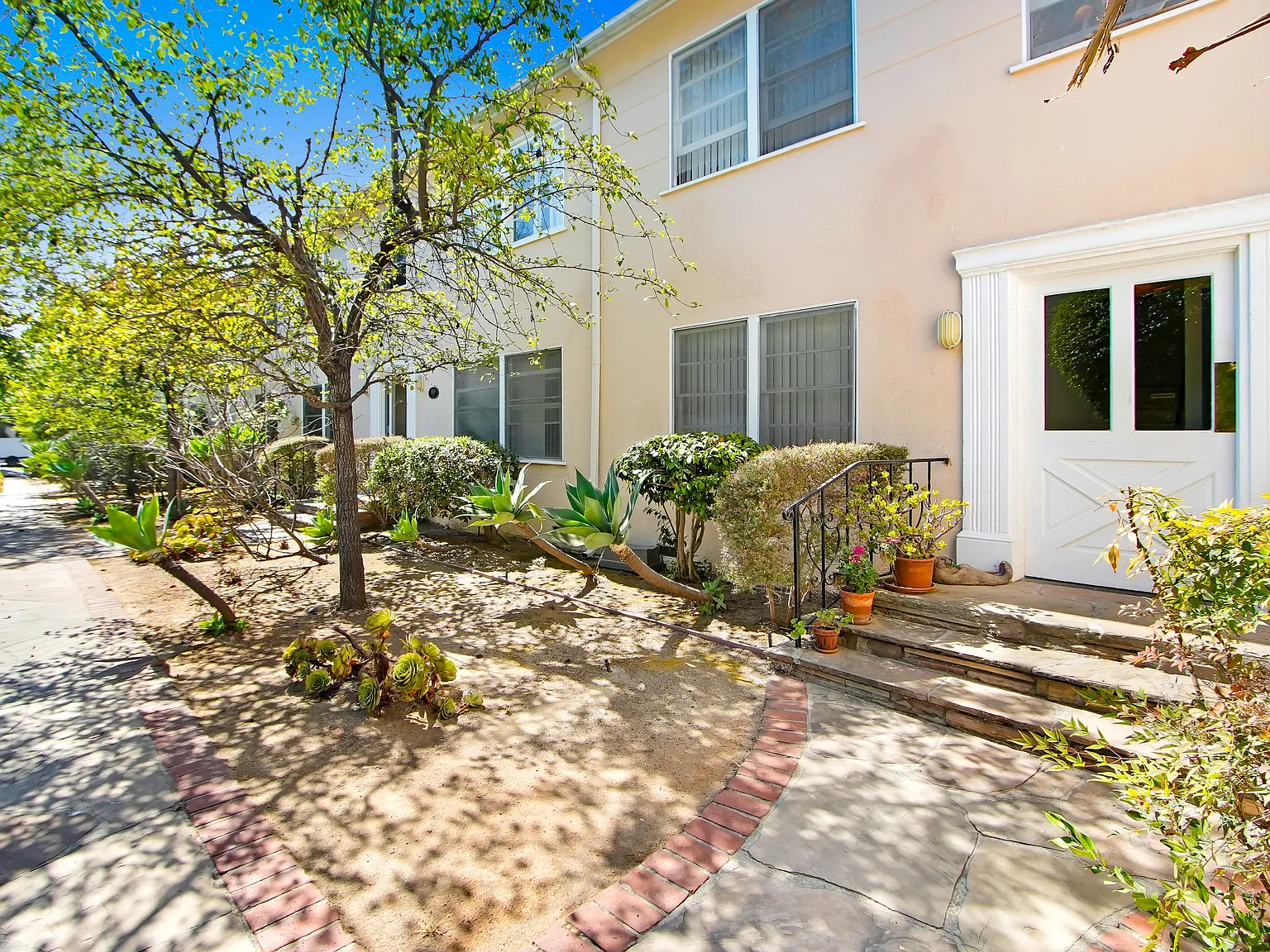 437 San Vicente — Photo 2