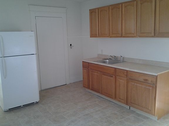 eat in kicthen w/ fridge