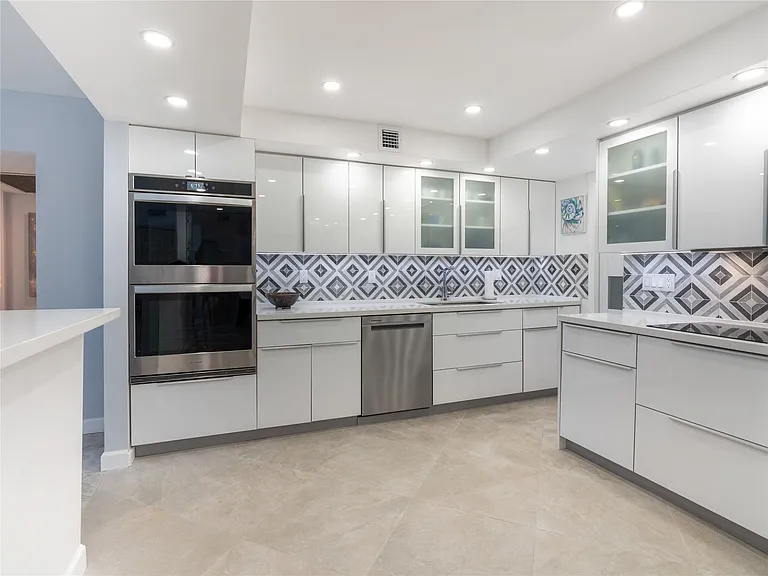 2850 N Palm Aire Dr #601 — Photo 2
