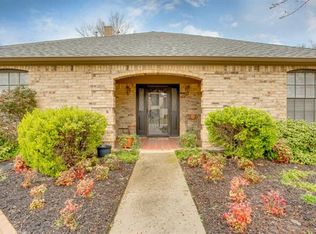 204 Circleview Dr S, Hurst, TX 76054