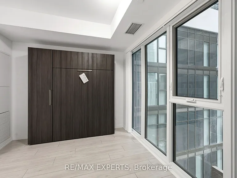 400 King St W #1028 — Photo 16