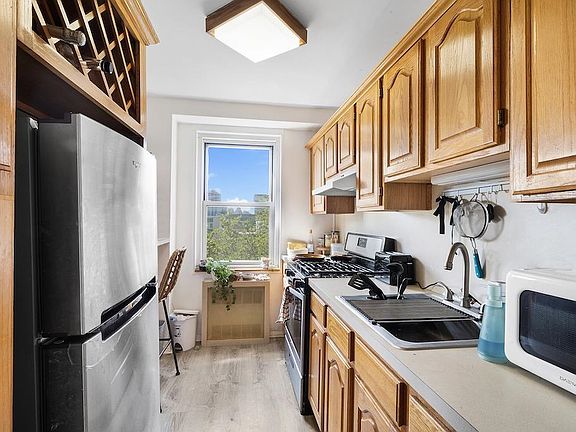 3rd image of 225 Saint Pauls Ave APT 6M