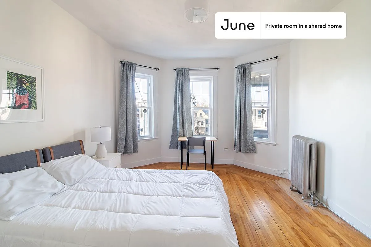 Queen bedroom in 4 bed/1 bath home in Dorchester Center #1733 A — Photo 1