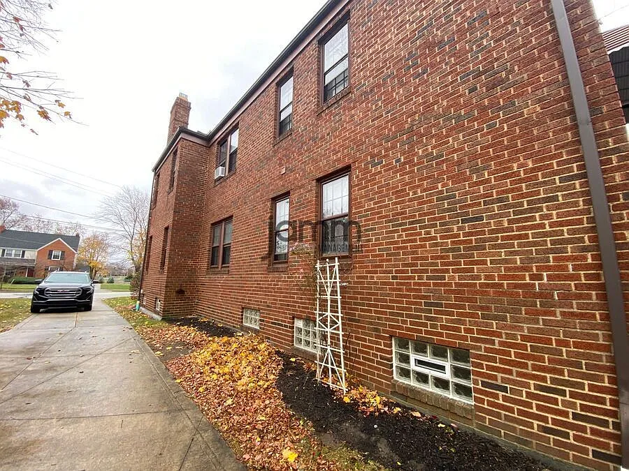 2-Bedroom Brick Upper Unit in Lakewood! — Photo 4