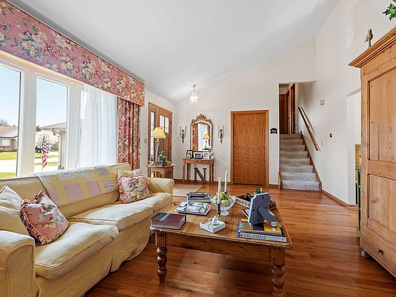 3rd image of 51 Victorian Dr