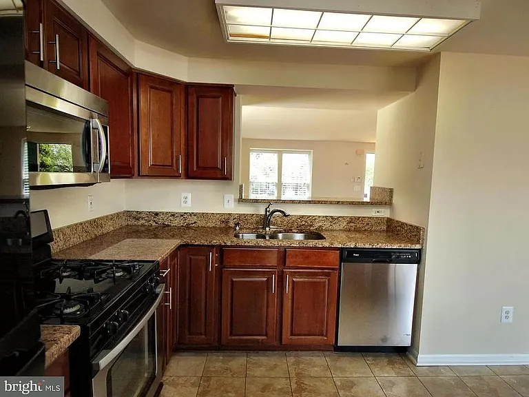 3351 Canton Ct — Photo 5
