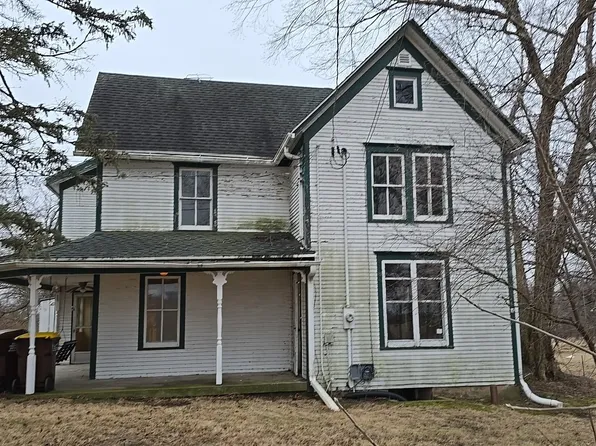 3319 E River Rd, Freeport, IL 61032