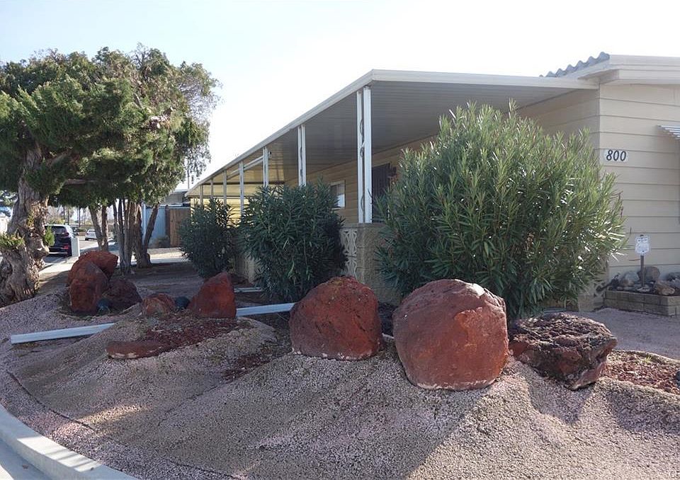 1st image of 800 S Lyon Ave