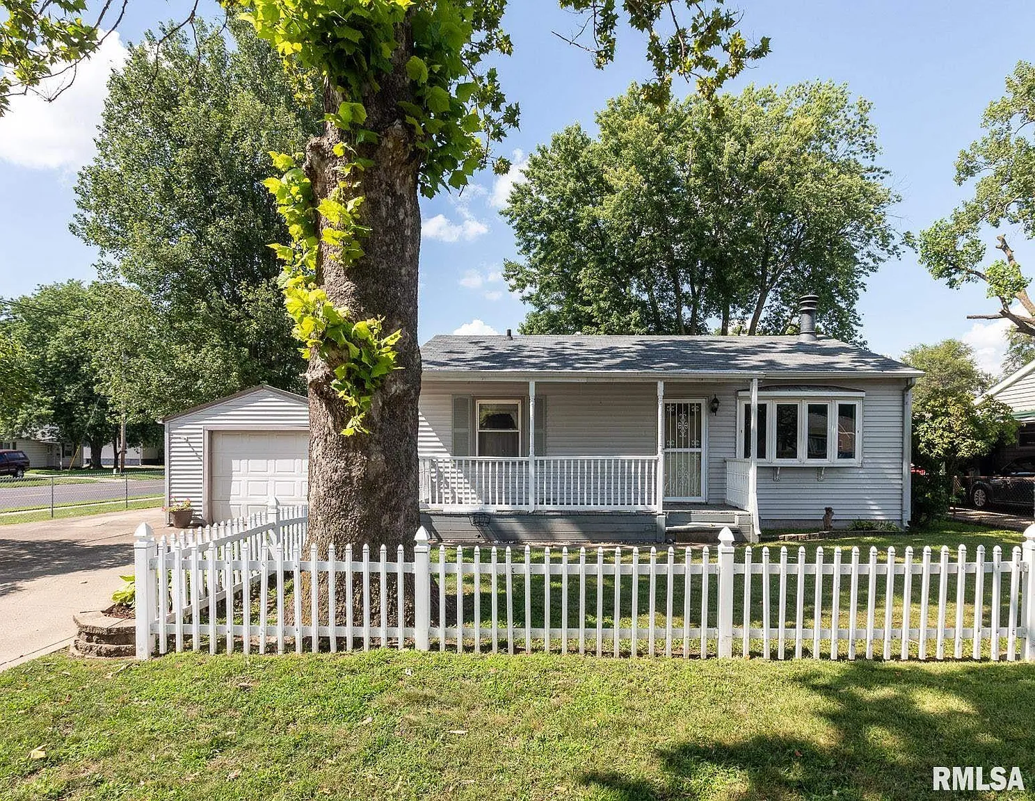 1401 Koch St photo 1