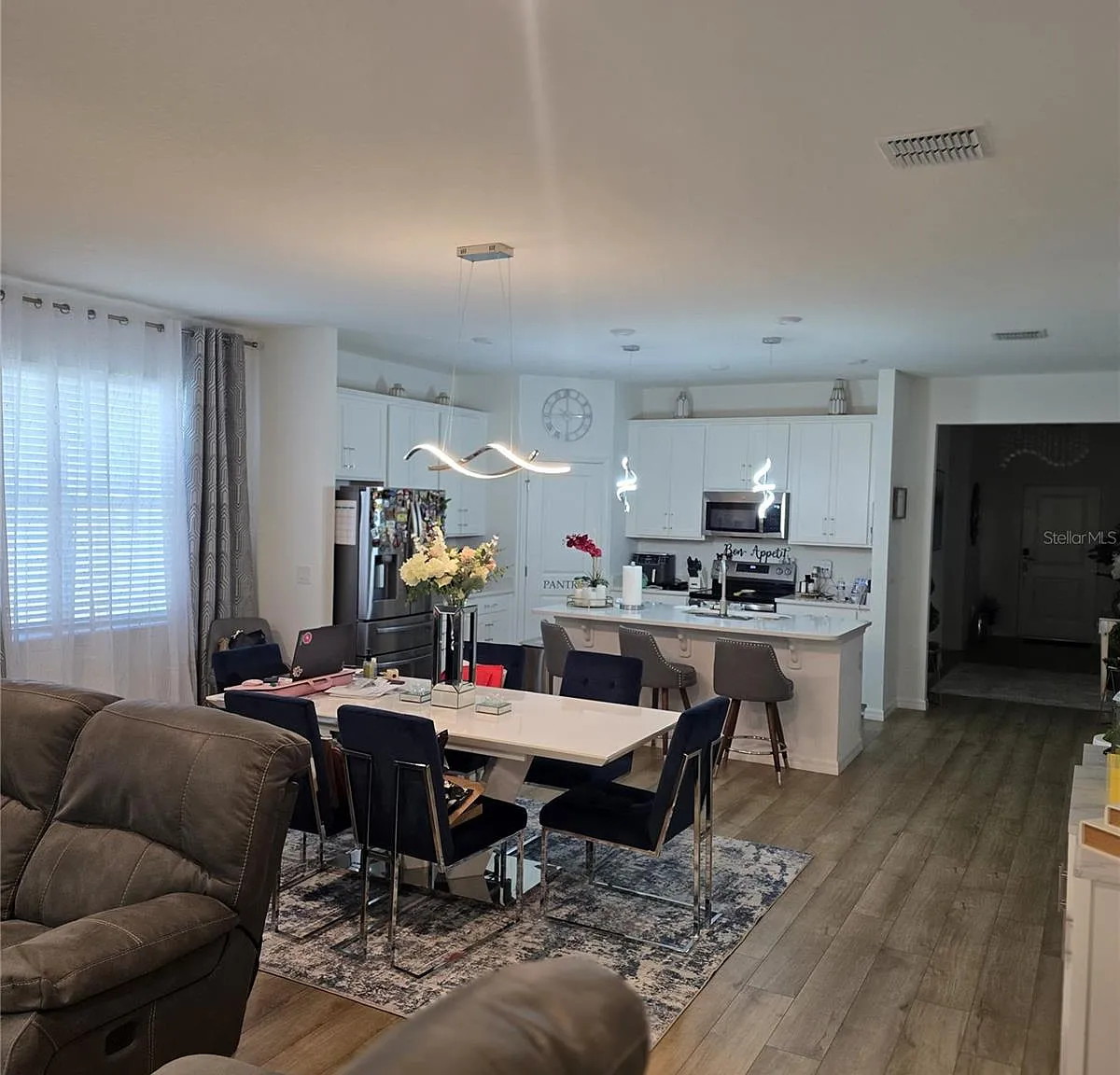 4 bed, 3.0 bath, 2221 sqft, $2,600 — Photo 3