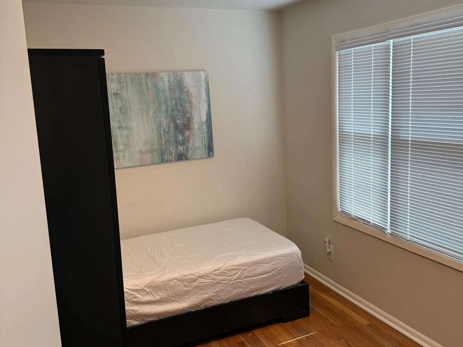 4 bed, 1.0 bath, 950 sqft, $936 — Photo 1