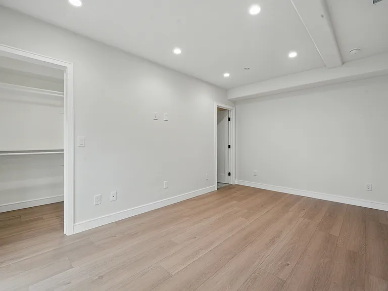 8236 1/2 Blackburn Ave — Photo 35