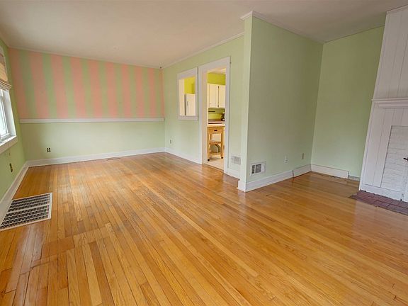 3rd image of 301 Parkovash Ave