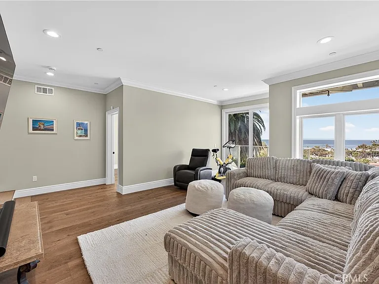 405 Blumont St — Photo 37