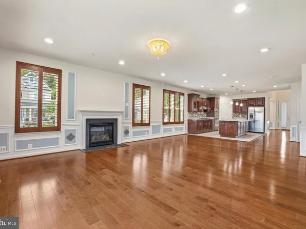 7976 Meridian Dr, Pasadena, MD 21122
