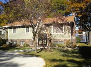 905 Buckhorn Dr, Lake Orion, MI