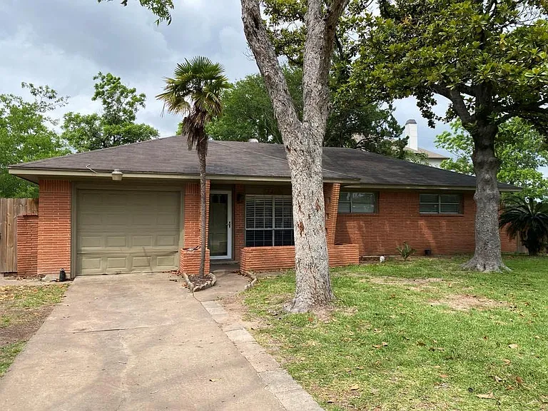8410 Sonneville Dr — Photo 1