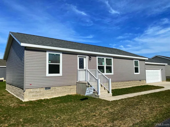 401 Kenneally Dr, Gladstone, MI 49837