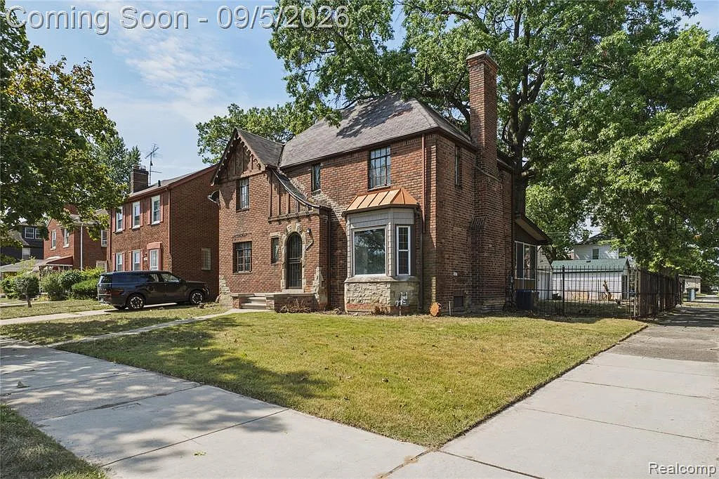 4 bed, 1.5 bath, 1596 sqft, $1,900 — Photo 1