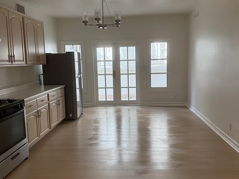 2618 N Vermont Ave — Photo 2
