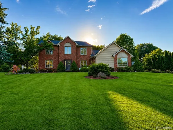 1817 Deer View Ct, Howell, MI 48843