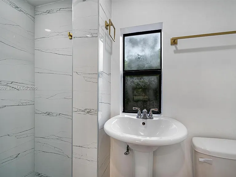 7810 Beachview Dr — Photo 48