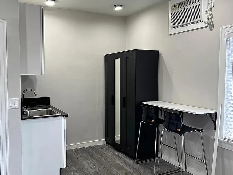 202 W Grand Ave #1 — Photo 11