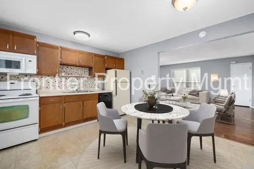 Spacious 2 bedroom at Shirley Gardens! Photo 1