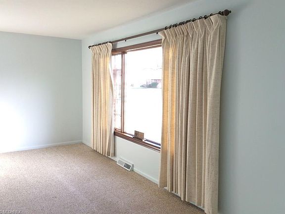 3rd image of 437 Windsor Dr