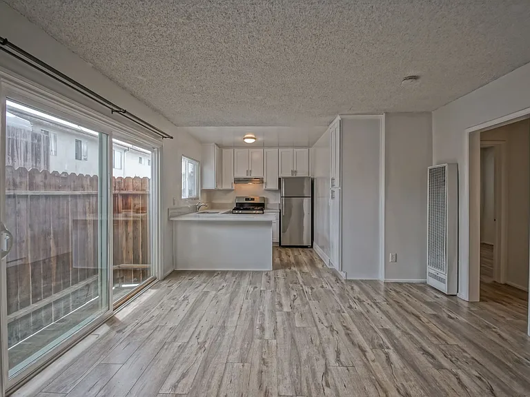 2307 Carnegie Ln — Photo 9